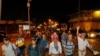 Migrantes caminan por una carretera en San Pedro Sula, Honduras, con la esperanza de llegar a Estados Unidos, el miércoles 30 de septiembre de 2020.