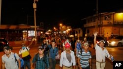 Migrantes caminan por una carretera en San Pedro Sula, Honduras, con la esperanza de llegar a Estados Unidos, el miércoles 30 de septiembre de 2020.