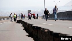 Jalan rusak akibat gempa bumi di Chili