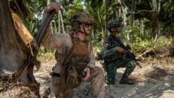 美国和菲律宾军人在巴拉望岛的一处海滩参加反登陆实弹演练，这是2026年“肩并肩”演习的一部分。(2026年4月27日)