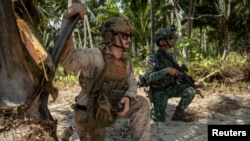 美国和菲律宾军人在巴拉望岛的一处海滩参加反登陆实弹演练，这是2026年“肩并肩”演习的一部分。(2026年4月27日)