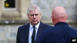 Le Prince Andrew de Grande-Bretagne assiste au service religieux du dimanche à la chapelle royale de tous les saints à Royal Lodge, Windsor, en Angleterre, le 11 avril 2021. 