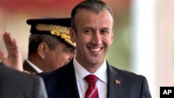 Cuando era ministro de Justicia. Tareck El Aissami en rutina de inspección a la cocaína incautada en Ciudad Bolivar, Venezuela, 26 de junio de 2011.