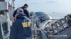 Agentes del FBI procesan residuos del globo chino derribado sobre el océano Atlántico cerca de las costas de Carolina del Sur el 5 de febrero de 2023.