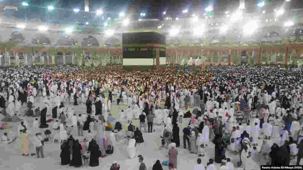 حج کے موقع پر خانۂ کعبہ کا ایک منظر