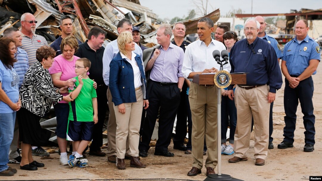 Presiden Barack Obama memberikan sambutan di antara reruntuhan gedung Sekolah Dasar Plaza Towers Elementary di kota Moore, Oklahoma (26/5). 