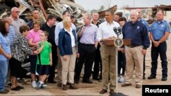 Presiden Barack Obama memberikan sambutan di antara reruntuhan gedung Sekolah Dasar Plaza Towers Elementary di kota Moore, Oklahoma (26/5). 