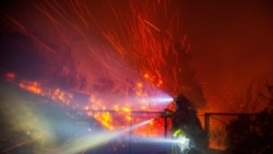 Un poderoso incendio en California, que ya destruyó casi 2 mil hectáreas, continúa fuera de control