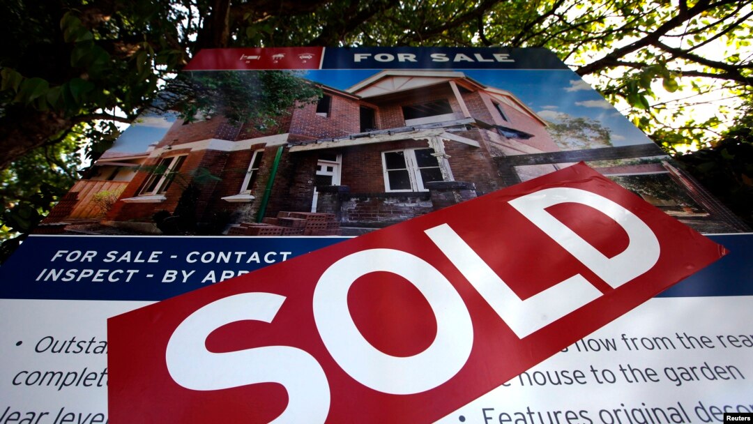 Tanda sebuah rumah sudah terjual di Sydney (foto: dok).