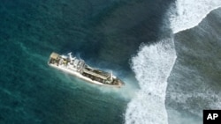  Kapal yang tersangkut karang di Kepulauan Solomon, Pasifik, setelah gempa dan tsunami pada 2007. (Foto: Dok)