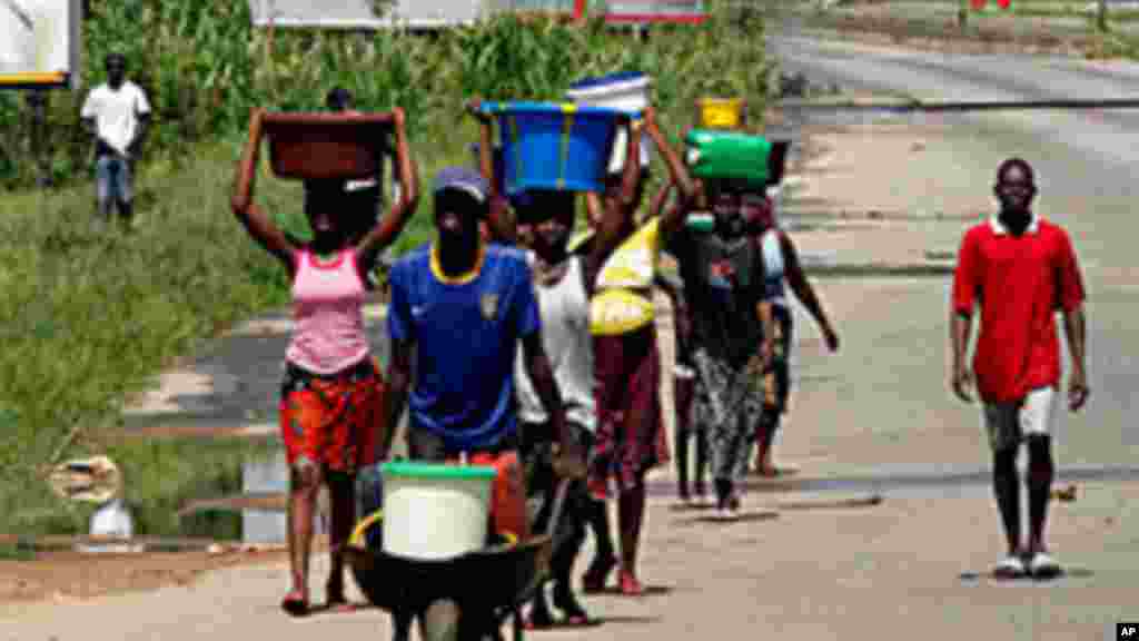 Ces Abidjanais ont pu sortir de chez eux à la recherche de l&#39;eau potable profitant de l&#39;accalmie dans les combats. Des scènes pareils sont courants en Afrique. 