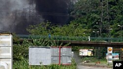 Profitant de l'accalmie dans les combats, les Abidjanais ont pu sortir de chez eux à la recherche d'eau et d'autres denrées.