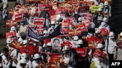 စစ်အာဏာသိမ်းမှုကို ဆန့်ကျင်ဆန္ဒပြကြသူ ရန်ကုန်မြို့ခံများ။ (ဖေဖော်ဝါရီ ၁၄၊ ၂၀၂၁)