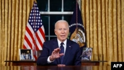 El presidente estadounidense Joe Biden se dirige a la nación sobre el conflicto entre Israel y Hamás y la invasión rusa de Ucrania desde la Oficina Oval de la Casa Blanca en Washington, el 19 de octubre de 2023.