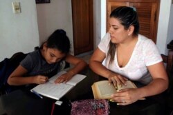 Apagones, carencia de equipos y mala conexión a Internet son algunas de las fallas que dificultan la educación a distancia en Venezuela. [Archivo]