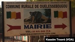 La mairie d'Ouelessebougou, le 3 décembre 2017. (VOA/Kassim Traoré)