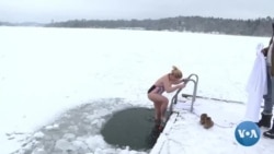 Les employés de bureau en Suède se détendent avec une baignade glaciale