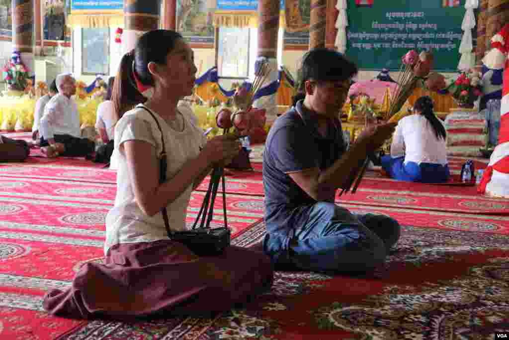 ប្រជា​ពលរដ្ឋ​កំពុង​អុជ​ធូប​បួង​សួង​ ​​ក្នុង​ថ្ងៃ​បិណ្ឌ​ទី​១៣ នៃ​ពិធី​បុណ្យ​ភ្ជុំ​បិណ្ឌ​នៅ​រាជធានី​ភ្នំពេញ នៅ​ថ្ងៃទី​២៦​ ខែ​កញ្ញា ឆ្នាំ​២០១៩។ (កាន់ វិច្ឆិកា/VOA)