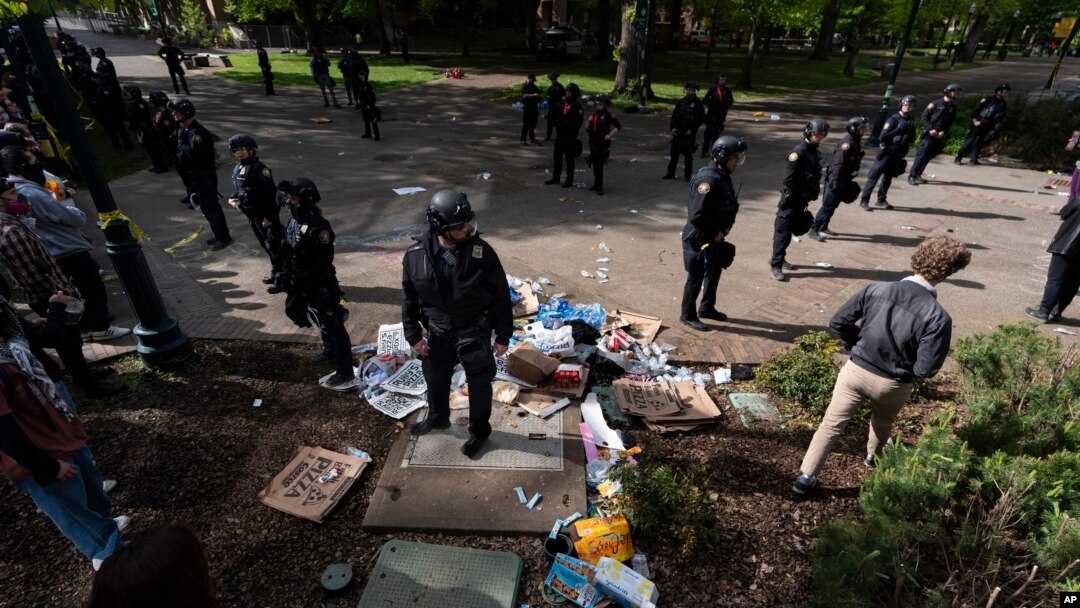 Policija blokira delove kampusa na Univerzitetu u Portlandu. (Foro:AP/Jenny Kane)