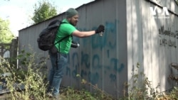 Американський волонтер очищує вулиці українських міст від реклами наркотиків. Відео