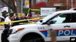 Polisi berjaga di sekita kampus Ohio State University, 28 November 2016 di Columbus, Ohio (AP Photo/John Minchillo).