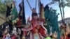 Seorang tatung saat berada di atas tandu ketika mengikuti parade Cap Go Meh 2025 di Singkawang, Kalimantan Barat. (Anugrah Andriansyah/VOA)