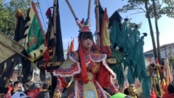 Seorang tatung saat berada di atas tandu ketika mengikuti parade Cap Go Meh 2025 di Singkawang, Kalimantan Barat. (Anugrah Andriansyah/VOA)