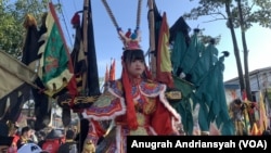 Seorang tatung saat berada di atas tandu ketika mengikuti parade Cap Go Meh 2025 di Singkawang, Kalimantan Barat. (Anugrah Andriansyah/VOA)