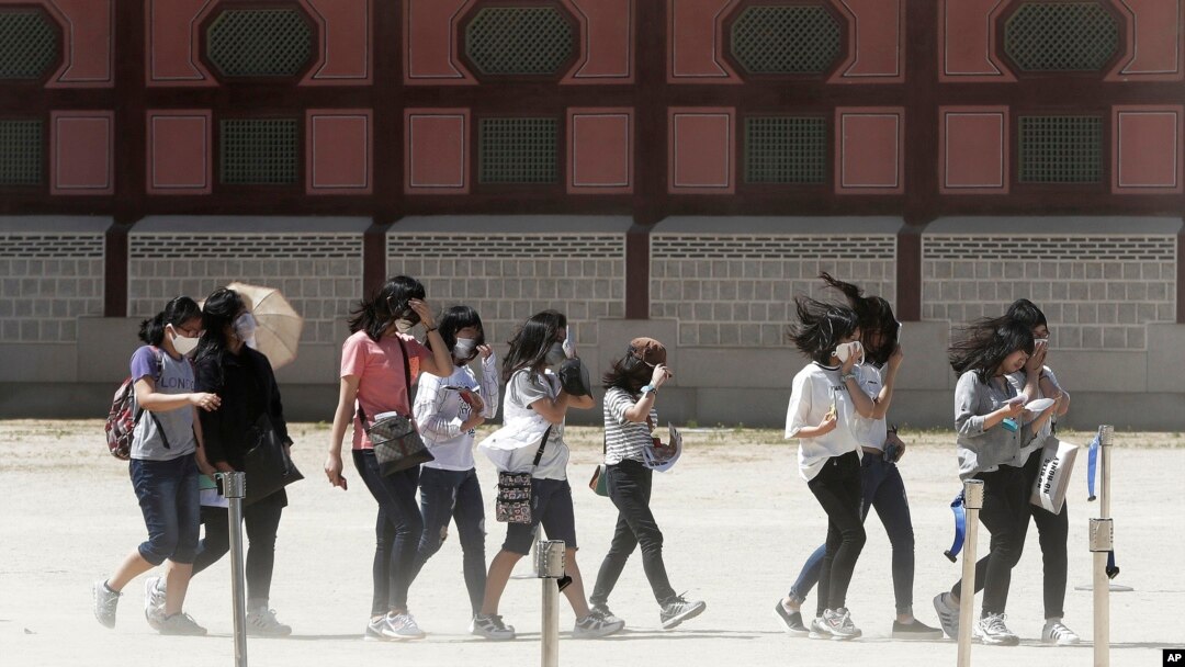 Anak-anak sekolah di Korea Selatan memakai masker untuk mencegah terjangkit virus MERS saat mereka mengunjungi Istana Gyeongbok di Seoul (3/6). (AP/Ahn Young-joon)