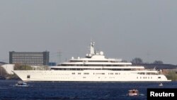 Kapal superyacht milik miliarder Rusia, Roman Abramovich. Setidaknya lima superyacht (kapal mesiar mewah) milik miliarder Rusia berlabuh atau berlayar pada Rabu (2/3) di Maladewa menyusul penerapan sanksi AS terhadap Rusia atas invasi ke Ukraina.(Foto: Reuters)