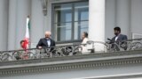 محمدجواد ظریف وزیر خارجه ایران در بالکن هتل کوبورگ وین محل برگزاری مذاکرات اتمی ایران و گروه ۱+۵