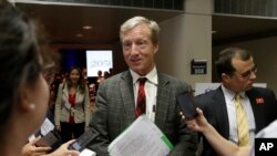 En el centro de la controversia, está el multimillonario ambientalista, Tom Steyer.