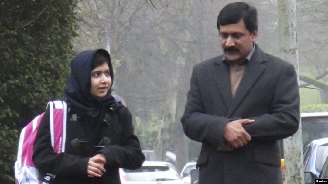 Malala Yousufzai berjalan bersama ayahnya Ziauddin menuju sekolah menengah khusus perempuan Edgbaston di Birmingham (19/3). 