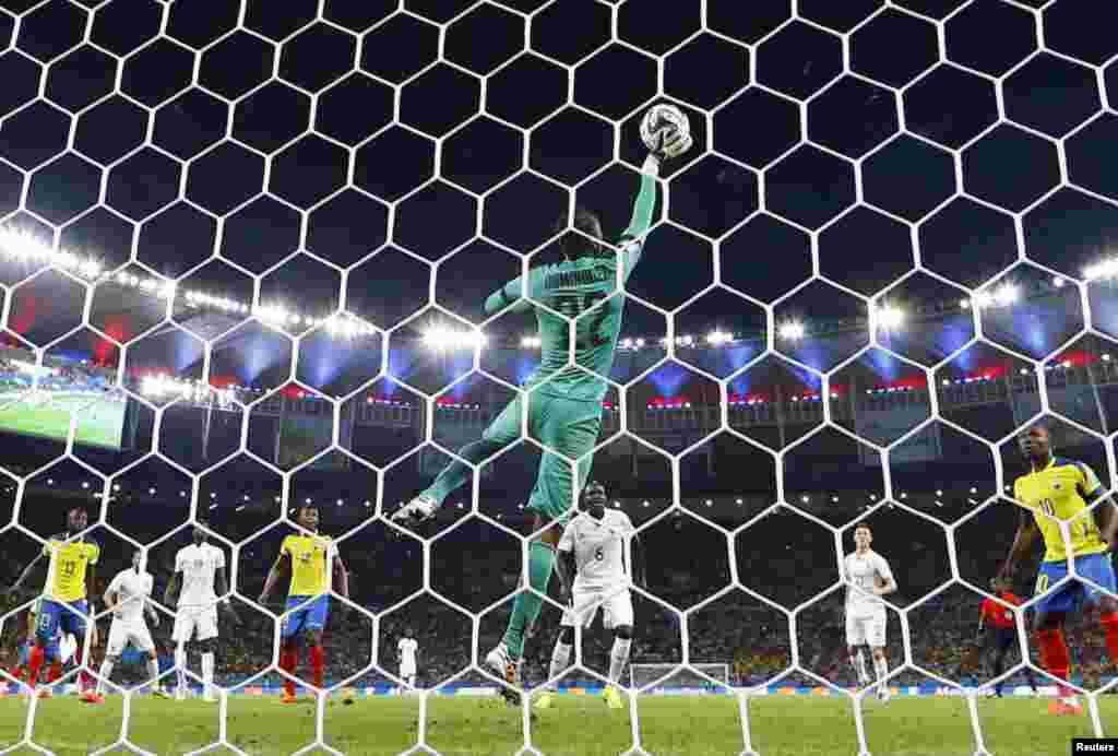 برازیل ورلڈکپ میں ہونے والے کھیل میں اکویڈور کے گول کیپر ڈومنگویز فرانس کی طرف سے لگائی گئی ہِٹ پر گول بچاتے ہوئے