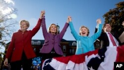 Elizabeth Warren y Hillary Clinton hicieron campaña juntas en Manchester, New Hampshire, en favor de la candidata demócrata al senado Magie Hassan y del candidato demócrata a la gobernación Colin Van Ostern.