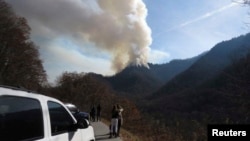 Incendio forestal en las Great Smokey Mountains cerca de Gatlinburg, Tennessee, donde 100 casas y edificios fueron destruidos.