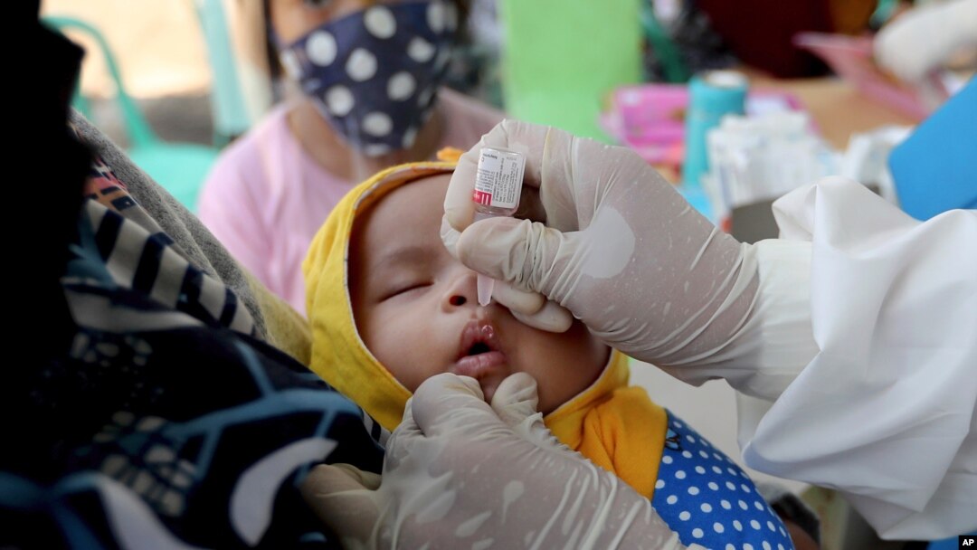 Seorang bayi menerima vaksinasi polio di Puskesmas Tangerang, Selasa, 12 Mei 2020. (Foto: AP/Tatan Syuflana)