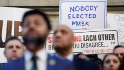 Protest demokratskih predstavnika u Kongresu i građana ispred Sekretarijata za finansije u Washingtonu zbog najave otpuštanja u federalnoj vladi, 4. februar 2025. (Foto: REUTERS/Kent Nishimura)
