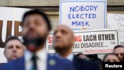 Protest demokratskih predstavnika u Kongresu i građana ispred Sekretarijata za finansije u Washingtonu zbog najave otpuštanja u federalnoj vladi, 4. februar 2025. (Foto: REUTERS/Kent Nishimura)
