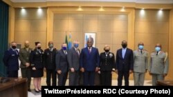 Président Félix Tshisekedi (C) na ntoma Andrew Young, mokambi molandi ya AFRICOM (6e g) elongo na ntoma Mike Hammer ya Amerika na Palais de la nation, Kinshasa, 28 janvier 2021. (Twitter/Présidence RDC)