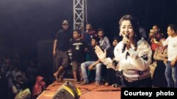 Artis Nasha Aqila tampil dalam suatu konser dangdut (foto: courtesy).