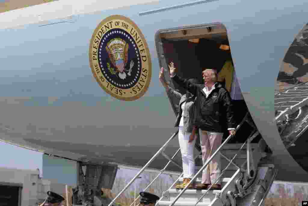 El presidente Donald Trump, acompañado de su esposa Melania, llegó a Puerto Rico el martes por la mañana y se reunió con autoridades y las primeras personas que respondieron ante la emergencia. Foto AP.