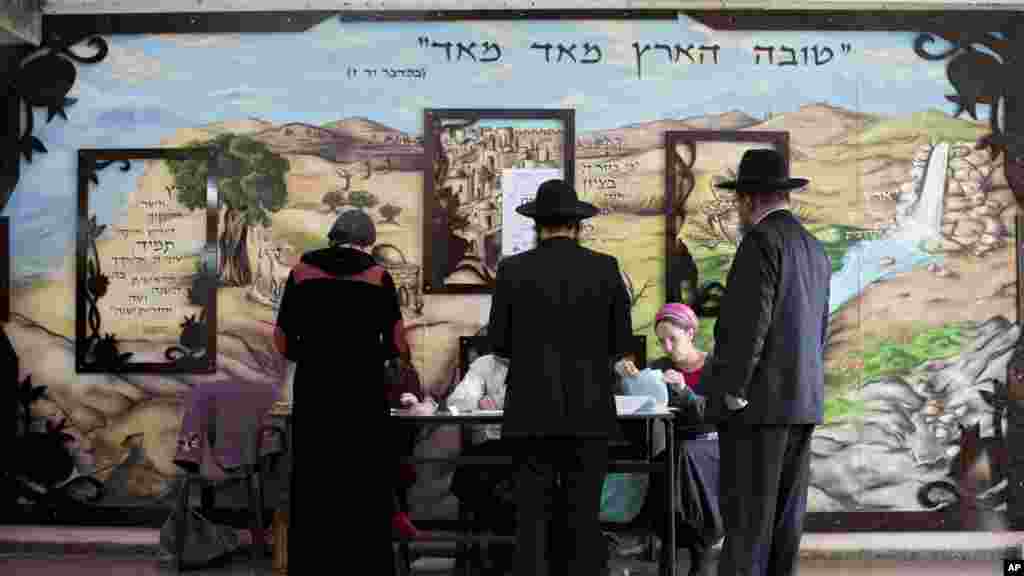 Des juifs utltra-orthodoxes s'allignent pour voter à Bnei Brak, le 17 mars 2015.