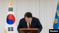 El presidente de Corea del Sur, Yoon Suk Yeol, hace una reverencia mientras pronuncia un discurso a la nación en su residencia oficial en Seúl, Corea del Sur, el 14 de diciembre de 2024.