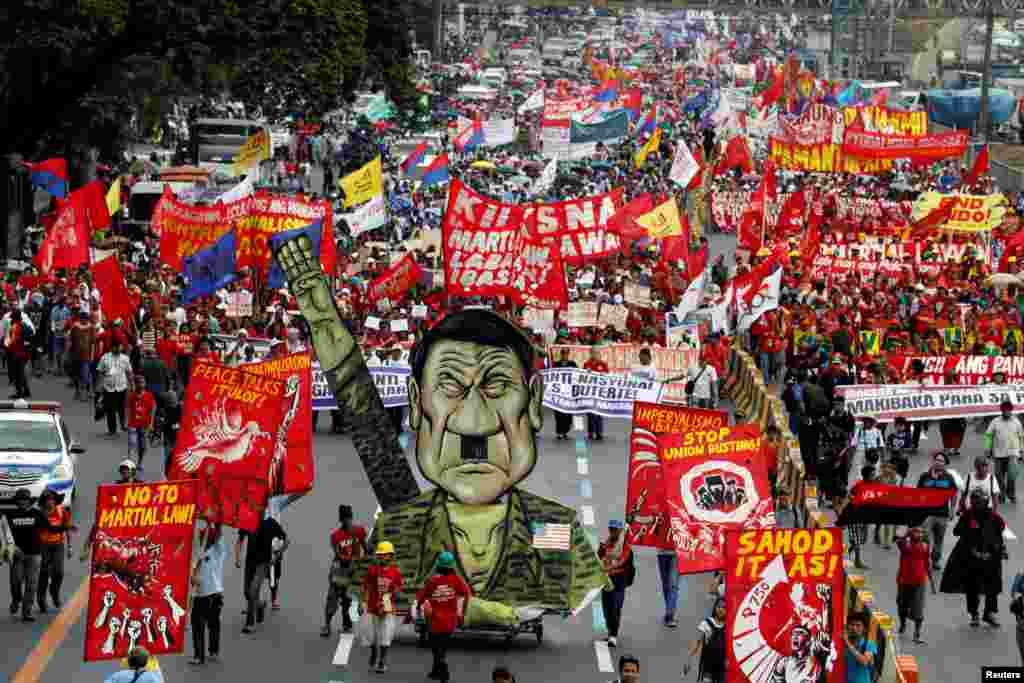 시정연설을 앞두고 필리핀 마닐라 의회로 향하는 시위대가 로드리고 두테르테 대통령을 독재자로 묘사한 조형물을 앞세우고 있다.
