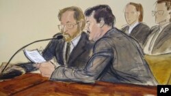 En este dibujo hecho en una sala de la corte federal de Brooklyn, en Nueva York, el miércoles 17 de julio del 2019, Joaquín "El Chapo" Guzmán, a la derecha, lee un documento, junto a un intérprete, minutos antes de ser sentenciado a cadena perpetua. (Elizabeth Williams via AP)