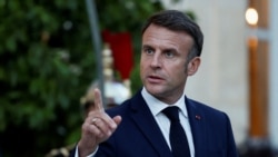 Presiden Prancis Emmanuel Macron menunggu untuk menyambut Presiden Laos dalam pertemuan di Istana Elysee, sebagai bagian dari KTT Francophonie ke-19, di Paris, pada 4 Oktober 2024. (Foto: AFP)