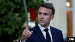 Presiden Prancis Emmanuel Macron menunggu untuk menyambut Presiden Laos dalam pertemuan di Istana Elysee, sebagai bagian dari KTT Francophonie ke-19, di Paris, pada 4 Oktober 2024. (Foto: AFP)