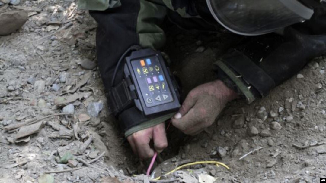 Un soldado afgano utiliza un detector de minas durante un entrenamiento al este de Kabul.