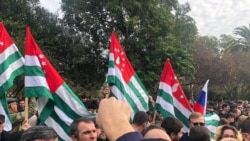 Sejumlah demonstran menggelar aksi unjuk rasa di luar gedung parlemen di Sukhumi, inbu kota dari wilayah pecahan Georgia, Abkhazia, pada 15 November 2024. (Foto: DNA News Abkhazia/Handout via Reuters)